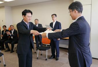 修了証書を手渡す梶田副本部長（右）と受け取る研修生（左）の内容を表示