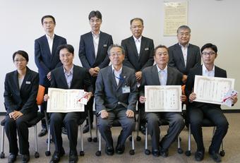 修了証書を受け取った研修生と関係者の内容を表示