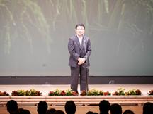 あいさつするサミット大会会長の古田県知事の内容を表示