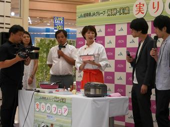 県産食材を使った料理を提案する蓮沼あいさん（右から3人目）の内容を表示