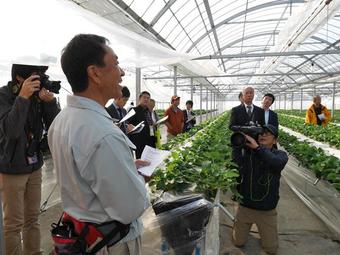 研修報告をする9期生の高井さん(手前左)の内容を表示