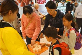 試食で美濃いび茶ジェラートを振る舞いました!の内容を表示