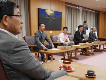 古田知事（左）と面談する9期生（中央3人）の内容を表示