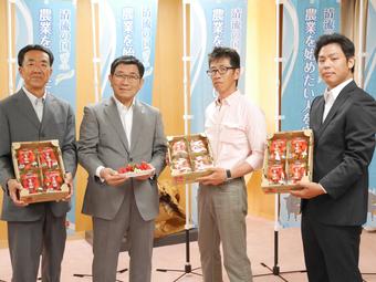 9期生は収穫したばかりのイチゴを古田知事に贈りました！の内容を表示
