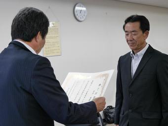 桑田県本部長（左）から修了証書を受け取る高井さん（右）の内容を表示