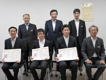 生産者として決意を新たにした9期生(1列目左の3人)と関係者の内容を表示
