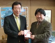 目録を手渡す桑田県本部長（左）と受け取る山内局長（右）の内容を表示