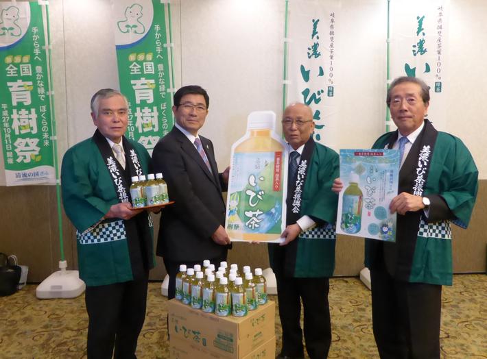 古田知事（左から2人目）に美濃いび茶をPRする関係者の内容を表示