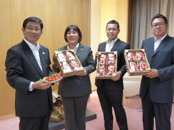 古田県知事（左）へ自ら栽培したイチゴを贈る7期生（3人）の内容を表示