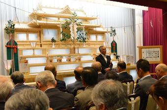 竣工式であいさつするJA全農岐阜運営委員会の足立能夫会長の内容を表示