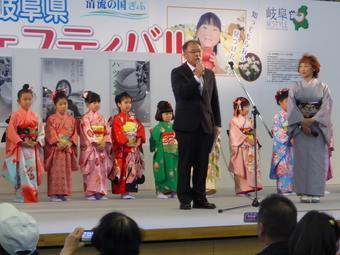 開催にあたり、あいさつする西村寿文副本部長（中央）の内容を表示