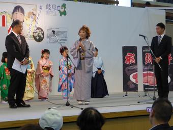 おどっている子どもたちの様子についてお話する西川流の西川まさ子先生(中央)と聖徳学園小学校の岡村佳宏先生(右)の内容を表示