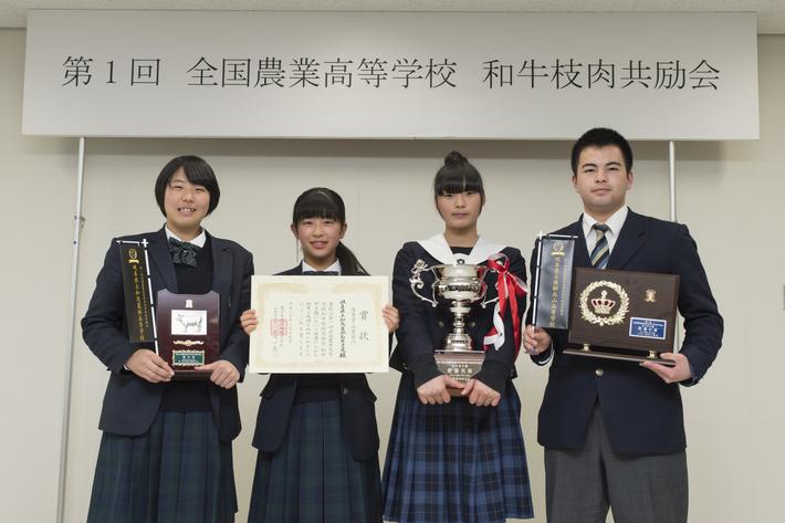 加茂農林高等学校（左2人）と飛騨高山高等学校（右2人）【撮影：竹田宗司氏】の内容を表示