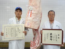 出品者の早川一夫さん（左）と購買者の末広精肉店（右）の内容を表示