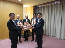古田県知事と６期生の内容を表示