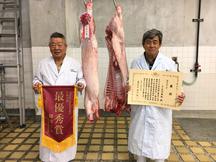 最優秀賞を受賞した農事組合法人森岡養豚(右)と購買者の株式会社丸明(左)の内容を表示