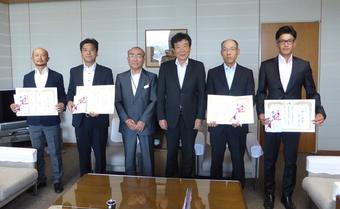 研修を修了した4人と桑田県本部長(中央右)と研修指導管理者(中央左)の内容を表示