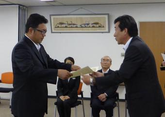 修了証書を受け取る第7期生の内容を表示