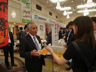 足立能夫運営委員会会長による県産農産物のPRの内容を表示