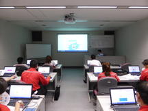 前方のスクリーンを見ながらＰＯＰ作成に係るパソコン操作を学ぶ参加者の内容を表示