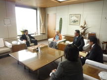 桑田県本部長に研修取組み状況を報告する研修生の内容を表示