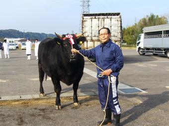 去勢の部優等賞1席を受賞した(株)松島畜産の松島勇次さんの内容を表示