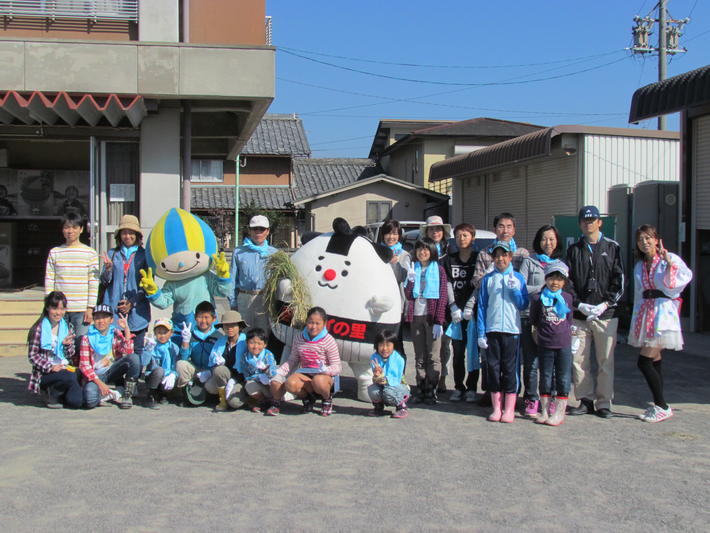 アトムが経営する回転寿司のお客様や地元の小学生が集まってくれましたの内容を表示