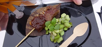 無料でふるまわれた飛騨牛と岐阜県産夏野菜の料理の内容を表示
