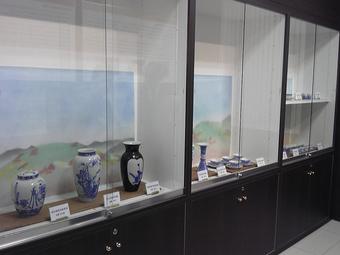 内観　陶芸作品の展示ギャラリーの内容を表示