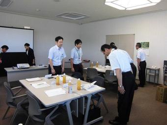 店頭応対をロールプレイングする受講生(高山会場)の内容を表示