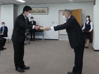 研修を修了した12期生（左）に修了証を手渡す西村県本部長（右）の内容を表示