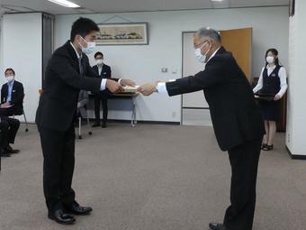研修を修了した12期生(左)に修了証を手渡す西村県本部長(右)の内容を表示