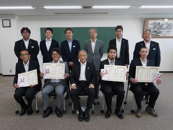生産者として決意を新たにした12期生(1列目4人)と、関係者の内容を表示