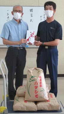 宮崎考司代表（左）に目録を手渡す山田和也代表（右）の内容を表示