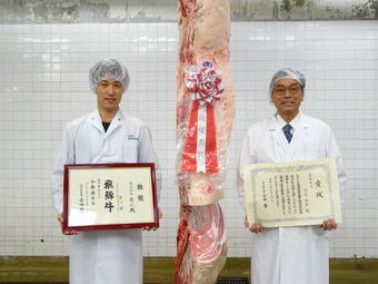 飛騨牛フェスタin岐阜で最優秀賞を獲得した出品者の丹羽秀平さん(右)と購買者の有限会社藤太(左)の内容を表示