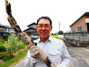 無事、掘り終えて笑顔になる野村さんの内容を表示