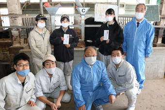 飛騨高山高校の皆さん（6人）と谷口組合長（2列目、右から1人目）、西村県本部長（1列目、右から2人目）の内容を表示