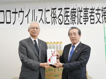 目録を手渡す山内会長(左)と受け取る堀尾会長(右)の内容を表示