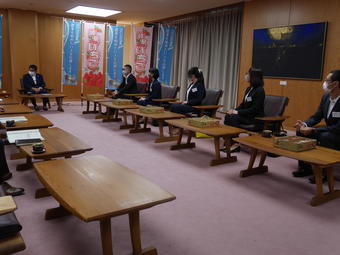 14ケ月の成果と今後の意気込みを語る13期生（中央5人）を激励する古田知事（左奥）の内容を表示