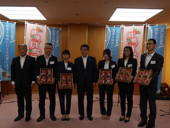 西村県本部長（左）と13期生（左から2・3人目と右3人）は岐阜県庁を訪問。古田知事（中央）に自身が育てたイチゴを贈呈しました。の内容を表示
