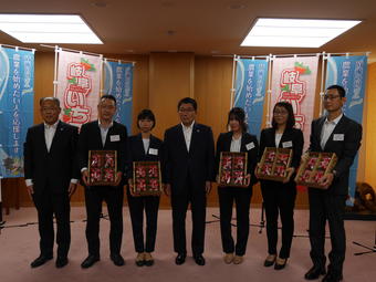 西村県本部長(左)と13期生(左から2・3人目と右3人)は岐阜県庁を訪問。古田知事(中央)に自身が育てたイチゴを贈呈しました。の内容を表示
