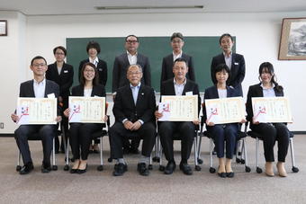 生産者として決意を新たにした13期生(1列目5人)と関係者(1列目中央は西村県本部長)の内容を表示