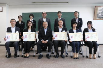 生産者として決意を新たにした13期生（1列目5人）と関係者（1列目中央は西村県本部長）の内容を表示