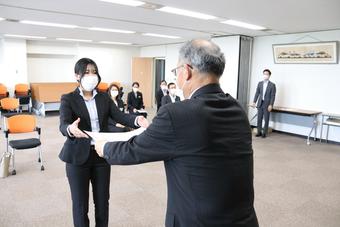 研修を修了した13期生（左）に修了証書を手渡す西村県本部長（右）の内容を表示