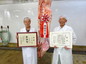 飛騨牛フェスタin岐阜で最優秀賞を受賞した出品者の合同会社佐藤牧場(右)と購買者の末広株式会社(左)の内容を表示