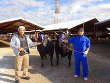 去勢牛の部優等賞１席を受賞した㈱松島畜産(右)と雌牛の部優等賞１席を受賞した安江康助さん(左)の内容を表示