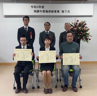 (前列左から)岡山さん、大島さん、田中さん、(後列左から)岐阜県杉下尚農政部次長、福井副学長、西村県本部長の内容を表示