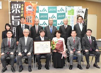 ㈲吉野ジーピーファーム社長・専務(前列中央)の内容を表示