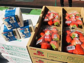 贈呈した岐阜県産イチゴ「美濃娘」（右）と岐阜県産米「美濃ハツシモ」キューブ米（左）の内容を表示