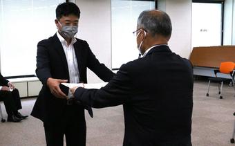 研修を修了した１４期生（左）に修了証書を手渡す西村県本部長（右）の内容を表示